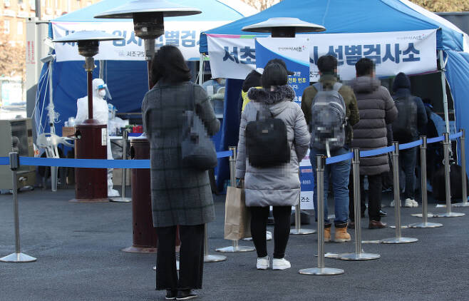 지난 5일 서울 서초구 고속버스터미널 앞에 마련된 임시 선별검사소에서 시민들이 검사를 받기 위해 대기하고 있다. 연합뉴스