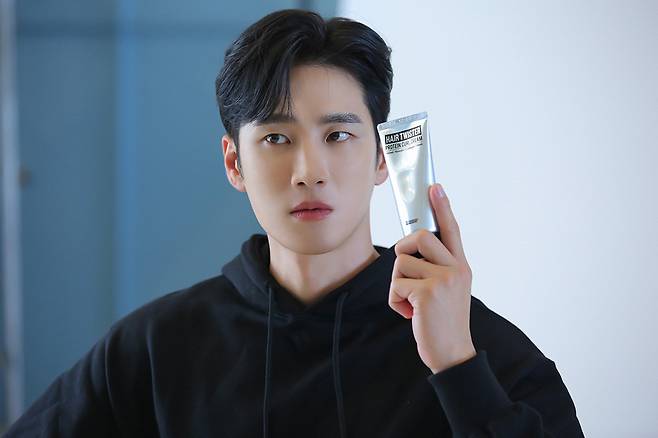 Actor Ahn Bo-hyun has emerged as an advertising blue chip.In 2020, Ahn Bo-hyun, who fully digested multidimensional villain Acting with Itaewon Clath, KaiUniversity of California, Los Angeles, was selected as Swagger Hair Line Model.The brand said, I decided that it fits well with the brand image that assists all men to feel young, sexy and pleasant through his intense image in Ahn Bo-hyuns work and his energetic daily life and boxing from the broadcasting industry. He said.Ahn Bo-hyun has shown a variety of concepts ranging from formal shirt style to sporty look and retro feeling, and has completely digested the trend of wet hair style, masculine pomade, and natural garma.In addition, the brands new product, functional shampoo, is called Ahn Bo-hyun shampoo at the same time as the photo release, and it is a back door that has high sales.Ahn Bo-hyun, who showed stable acting with the well-made drama KaiUniversity of California, Los Angeles, showed a new appearance with MC for MBC entertainment, and finished 2020 with a brilliant new man award for MBC Acting.The next Netflix Undercover is being filmed by Ahn Bo-hyun in 2021.