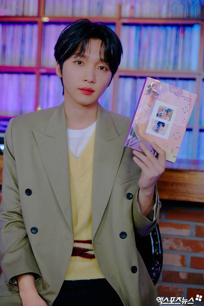 On the afternoon of the 6th, Singer Jeong Se-woons first music album 24 PART 2 release concert was broadcast live on Online.Jeong Se-woon, who attended the event, has photo time.