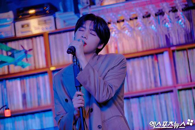 On the afternoon of the 6th, Singer Jeong Se-woons first music album 24 PART 2 release concert was broadcast live on Online.Jeong Se-woon, who attended the event, is showing the stage.