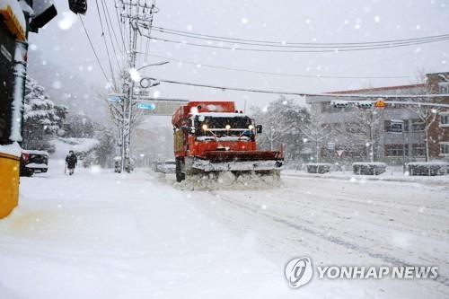 폭설 내린 정읍시…분주한 제설 차량 [연합뉴스 자료사진]