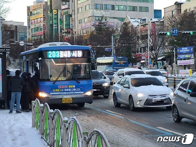 대전에 밤사이 7cm의 많은 눈이 내려 이른 아침 출근길에 오른 차량들이 비상등을 켠채 서행하고 있다. © 뉴스1
