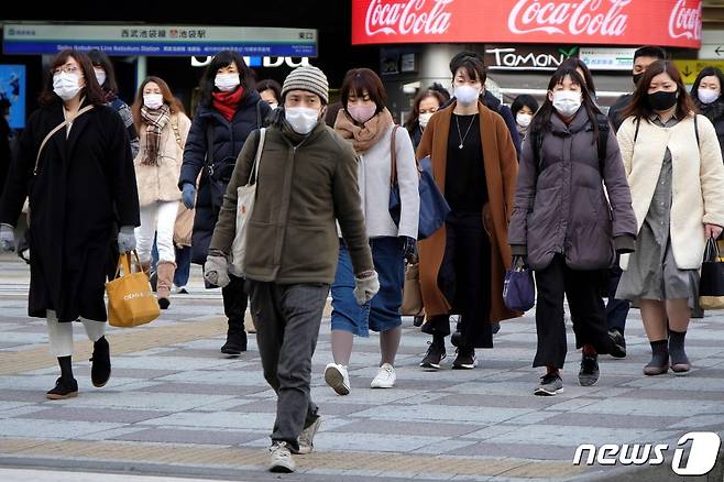 일본 한 거리에서 마스크를 쓴 시민들이 걷고 있다. © AFP=뉴스1