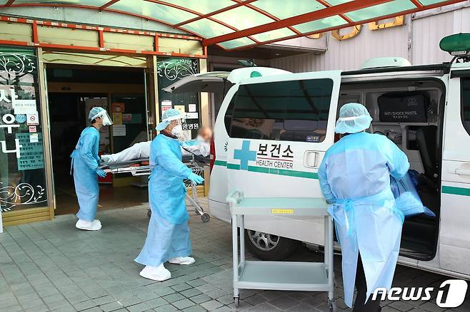 지난달 24일 전남 화순군이 확진자가 발생해 코호트 격리된 요양병원에서 비확진 입원환자 18명을 화순군립요양병원으로 이송하고 있다.(화순군 제공) 2020.12.27 /뉴스1 © News1