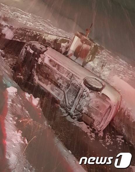 7일 오전 6시16분께 전북 군산시 옥산면에서 눈길에 미끄러진 차량이 도로 옆으로 떨어져 전도 됐지만 운전자는 무사히 구조됐다.(전북소방본부 제공)2021.1.7/© 뉴스1
