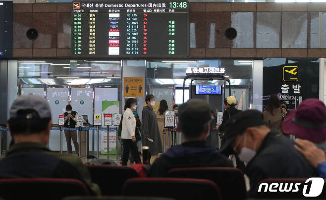 부산 강서구 김해국제공항 국내선이 탑승객들로 북적이고 있다. 2020.11.17/뉴스1 © News1 여주연 기자