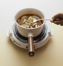 4. 다진 마늘을 넣고 소금과 후춧가루로 간을 한 후 그릇에 담고 김 가루를 뿌린다.