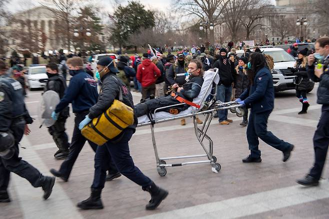 6일(현지 시각) 워싱턴 미 의회 의사당 난입 시위로 경찰과 구급차가 출동한 모습. /로이터 연합뉴스