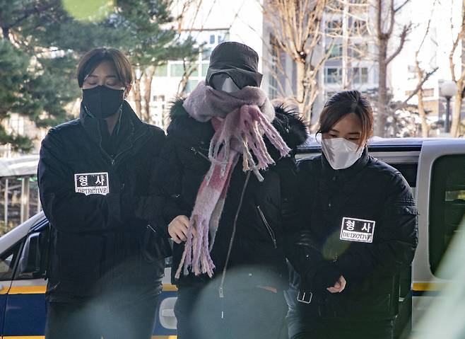 집행유예 기간 중 마약 투약 혐의를 받고 있는 황하나씨가 7일 서울서부지법에서 열린 영장실질심사에 출석하기 위해 법원 건물로 들어서고 있다. /이태경 기자