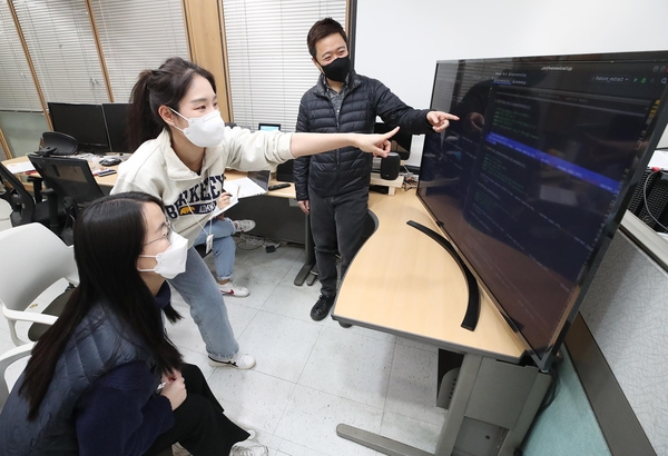 서울 서초구 KT융합기술원에서 연구원들이 AI 기술을 개발하고 있는 모습. /KT 제공