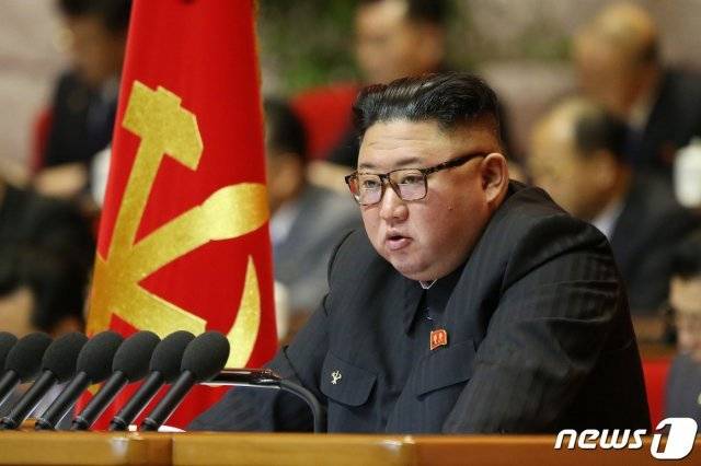 김정은 북한 국무위원장이 지난 6일 제8차 노동당 대회 2일 차 회의에서 사업총화 보고를 이어갔다. 검은색 뿔테 안경을 썼던 첫날과 달리 이날은 호피무늬테 안경을 착용했다. (평양 노동신문=뉴스1)