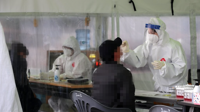 광주광역시 시청광장에 설치된 코로나19 임시 선별검사소에서 시민들이 신종 코로나바이러스 감염증 검사를 받고 있다. 연합뉴스 제공