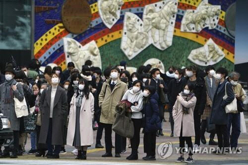 지난 5일 도쿄 시부야의 한 횡단보도 앞에서 보행신호를 기다리고 있는 사람들. [도쿄 AP=연합뉴스]