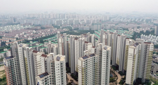 인천시 도심 밀집 지역 일대에 아파트들이 우뚝 솟아 있다. <연합뉴스>