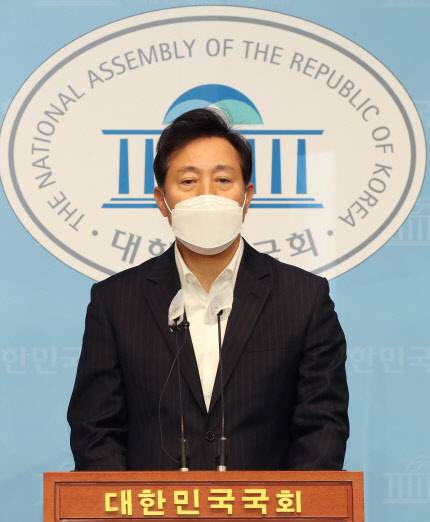 오세훈 전 서울시장이 7일 국회 소통관에서 기자회견을 열고 서울시장 보궐선거와 관련해 안철수 국민의당 대표의 입당을 촉구하고 있다. 연합뉴스