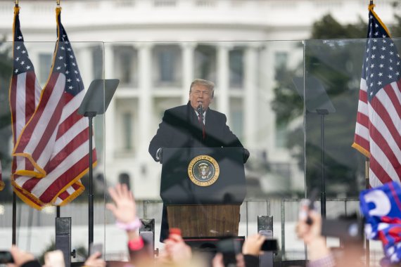도널드 트럼프 미국 대통령이 6일(현지시간) 워싱턴DC에서 지지자들을 향해 연설하고 있다.AP뉴시스