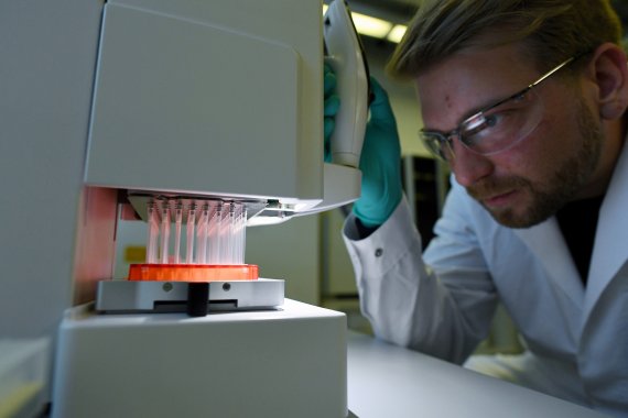 지난해 3월12일(현지시간) 독일 튀빙겐 소재 큐어백의 연구실에서 코로나19 백신 연구가 진행되는 모습.로이터뉴스1