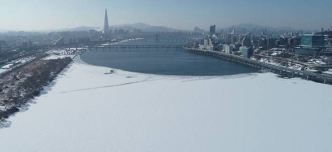 전국적으로 한파가 몰아닥친 7일 오전 얼어붙은 한강 위에 밤사이 내린 눈이 내려앉아 있다.연합뉴스