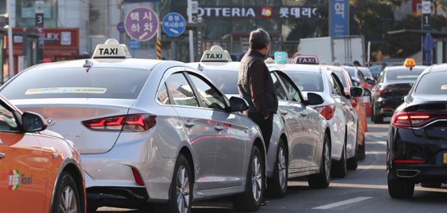 5일 서울 중구 서울역 앞에 택시들이 줄지어 손님을 기다리고 있다. 뉴스1