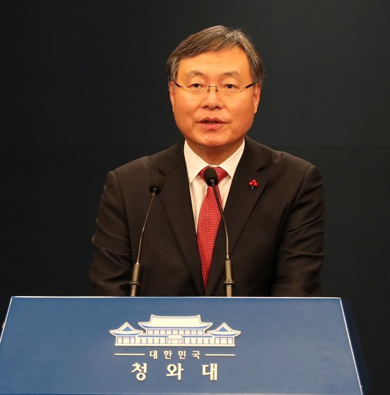 지난 12월 31일 서울 청와대에서 신임 신현수 민정수석이 이야기를 하고 있다. 청와대사진기자단