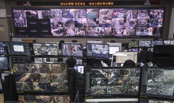 서초스마트허브센터 직원들이 서울 서초구청 내 센터에서 관내 CCTV를 모니터링하고 있다. 김성룡 기자