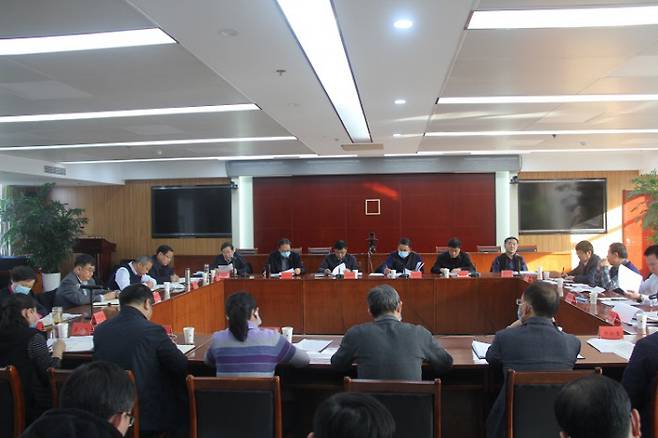 허베이성 위생건강위원회 인사 등 방역 관계자들이 회의를 하고 있다. 사진|허베이성 위건위