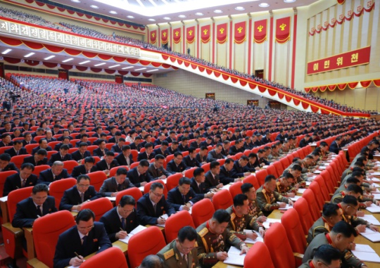Without a Mask, 7,000 People Sit Close Together: On January 6, the Rodong Sinmun reported that the eight Congress of the Workers’ Party of Korea opened in Pyongyang on January 5. According to the North Korean state newspaper, 7,000 people took part in the congress this day, including the members of the party’s 7th central leading bodies, representatives selected from each level of organization, and the audience. The participants did not wear masks and did not keep their distance. Rodong Sinmun, News 1