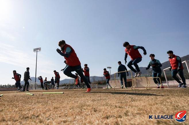 코로나19로 해외로 나가기 어려워진 K리그 팀들이 국내 남쪽 지방에 훈련 캠프를 차리고 있다. 사진은 지난해 2월 거제스포츠파크에서 훈련하고 있는 강원 FC 선수들. 프로축구연맹 제공