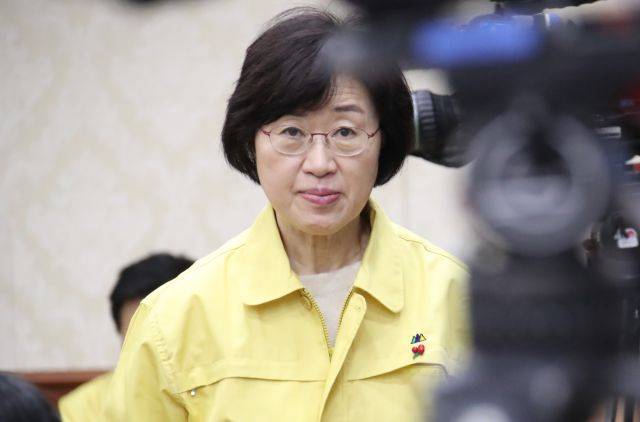 정영애 여성가족부 장관이 7일 오전 정부서울청사에서 열린 신종 코로나바이러스 감염증(코로나19) 대응 중앙재난안전대책본부(중대본) 회의에 마스크도 하지 않은 채 참석하고 있다. 연합뉴스