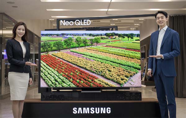 삼성전자 모델이 수원 삼성 디지털시티에서 2021년 신제품 Neo QLED TV를 소개하고 있다. [사진제공=삼성전자]