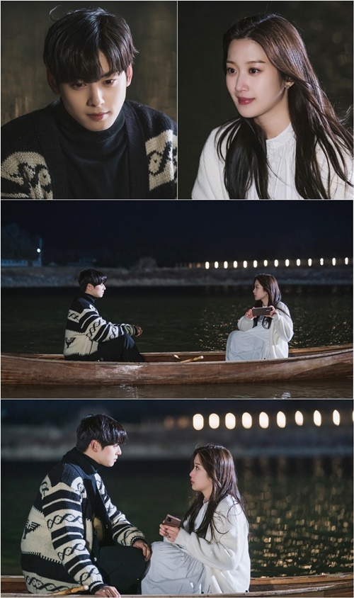 ‘여신강림’ 문가영과 차은우의 나룻배 데이트가 포착됐다. 사진=tvN
