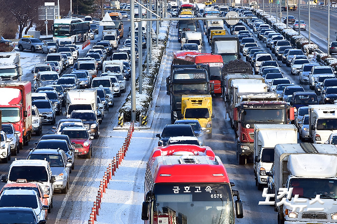 지난 밤 사이 많은 눈이 내린 7일 오전 서울 올림픽대로 하남방면이 극심한 출근길 정체 현상을 보이고 있다. 윤창원 기자