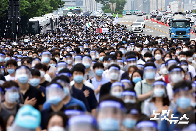 지난해 8월 7일 오후 서울 여의도공원 앞 도로에서 대한전공의협의회 관계 학생들이 정부의 의대 정원 확대와 공공의대 설립에 반대하며 단체행동을 하고 있다. 윤창원 기자
