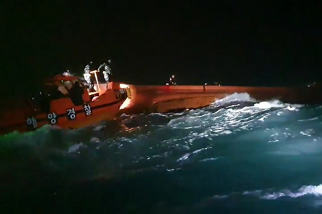 지난달 29일 전복된 32명민호. 제주지방해양경찰청 제공.