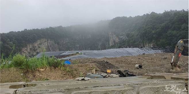 낭산 폐석산에 불법 매립돼 있는 폐기물. 도상진 기자