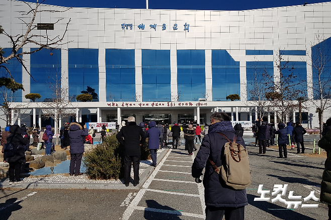 7일 부산 세계로교회 앞에서 열린 '예배 회복 선언' 집회 참가자들이 거리를 두고 서 있다. 박진홍 기자