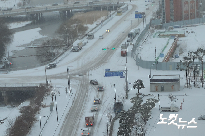 광주전남지역에 최고 15센티미터가 넘는 남은 눈이 내리면서 출근길 교통혼잡이 빚어졌다. 김한영 기자