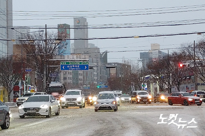 광주전남지역에 7일 오전 많은 눈이 내리면서 도로 곳곳에서 교통혼잡이 빚어졌다. 박요진 기자