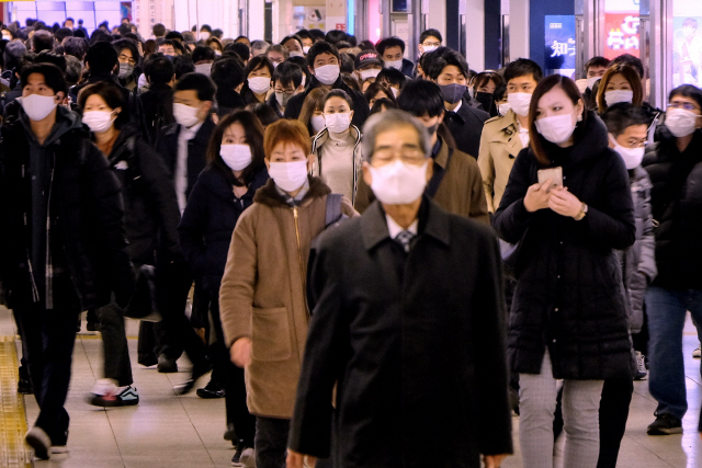 일본이 코로나19 확산으로 비상인 가운데 7일 수도 도쿄에서 마스크를 쓴 시민들이 기차역 중앙홀을 걸어가고 있다. 이날 오후 6시 30분 기준 일본의 코로나19 신규 확진자 수는 7,490명을 기록해 또다시 사상 최고치를 경신했다. 일일 신규 확진자가 7,000명을 넘어선 것은 이번이 처음이다. /AFP연합뉴스