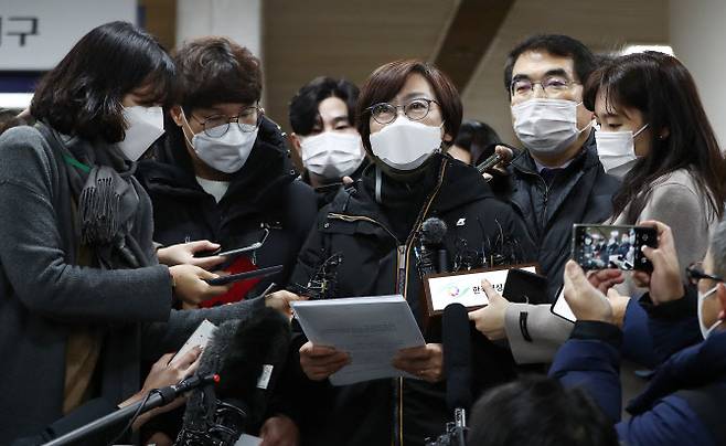 일본군 위안부 피해자들이 일본 정부를 상대로 낸 손해배상 청구 소송에서 처음으로 승소한 것에 대해 8일 이나영 정의기억연대 이사장이 공판이 끝난 뒤 입장을 밝히고 있다.(사진=연합뉴스)