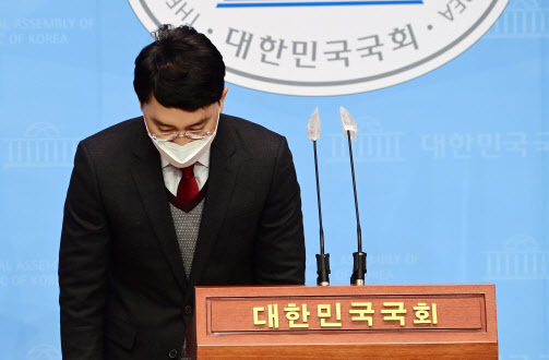최근 성폭행 의혹으로 국민의힘을 탈당한 김병욱 의원이 8일 국회 소통관에서 기자회견을 열어 이번 의혹을 제기한 가로세로연구소를 허위사실 유포에 대한 명예훼손 혐의로 오는 9일 고소하겠다고 밝혔다.(사진=연합뉴스)