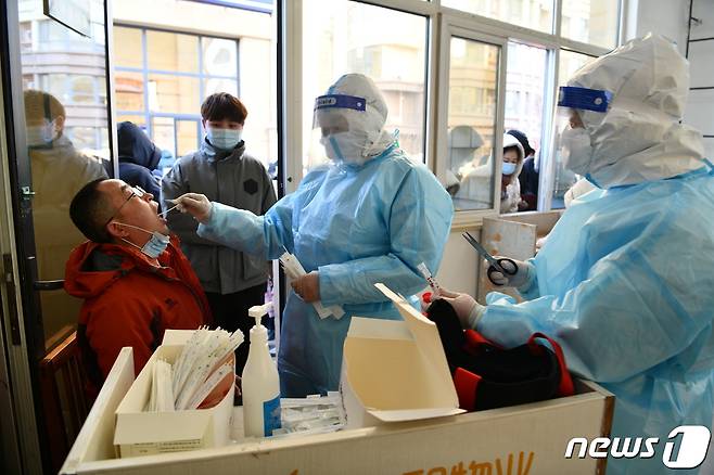 허베이성 시민들이 코로나19 검사를 받고 있다.© 로이터=뉴스1