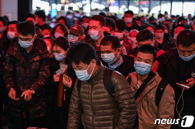 중국 시민들이 마스크를 착용한 채 출근하고 있다.© AFP=뉴스1