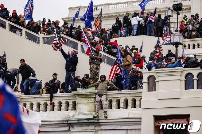 6일(현지시간) 도널드 트럼프 미국 대통령을 지지하는 시위대가 워싱턴 의사당을 점거하고 있다. © AFP=뉴스1 © News1 우동명 기자