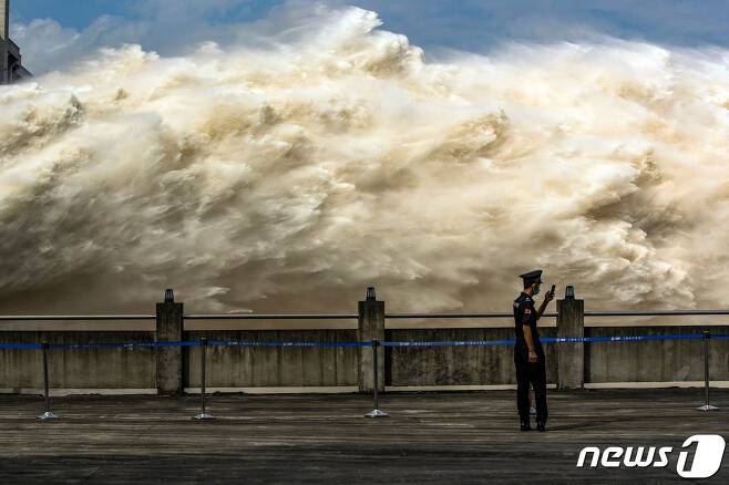 19일(현지시간) 후베이성 이창에 있는 세계 최대 규모의 싼샤 댐이 수위 급상승으로 방류를 하고 있다. © AFP=뉴스1 © News1 우동명 기자