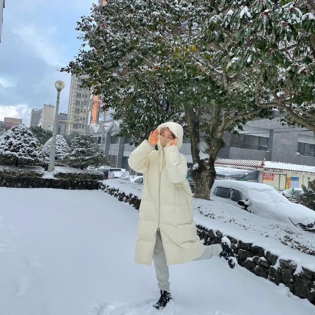Actor Han Ji-hye has released a photo taken during a walk.Han Ji-hye wrote on his instagram on the 8th, I have become a white Jeju Island with a corona housecock, Melencolia I and Salman Rushdie.I still have a lot of eyes. I will take a walk in Hiking boots. Han Ji-hye in the photo emanated a cute charm by posing youthful in front of a tree with snowy piles.Han Ji-hye said on December 31 last year, I have good news before this year.A pretty baby came to me, marriage released the news of pregnancy in 10 years.Han Ji-hye, who said he was in the fourth month of pregnancy, said, The childs Taemyung is a good-bye meaning welcome. I expect to be able to greet a pretty baby next summer.Meanwhile, Han Ji-hye is living in Jeju Island, where he met at a church meeting with a six-year-old inspection and marriage in 2010.