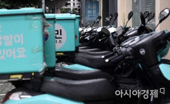 서울 시내의 한 배달대행 업체 지역 센터에 배달원 지원 모집 안내문이 걸려 있다./김현민 기자 kimhyun81@
