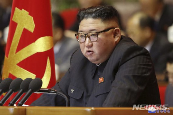 북한 조선중앙통신이 제공한 사진에 김정은 국무위원장이 6일 평양에서 열린 노동당 제8차 회의 2일차 회의에 참석하고 있다. . /사진=뉴시스