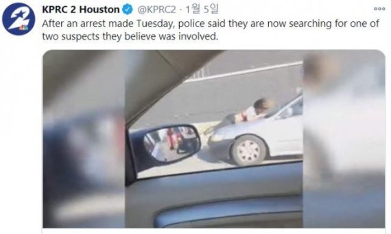 미국의 한 여성이 강아지를 훔친 범인들을 쫓기 위해 차량 보닛에 매달린 채 10분간 질주했다. / 사진=미국 뉴스채널 클릭투휴스턴 트위터 캡처