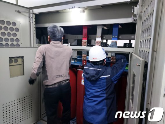 강한 한파와 폭설이 내린 지난 7일 오후 광주의 한 아파트에서 정전이 발생해 한국전력공사 직원들이 복구작업을 벌이고 있다. 한국전력 제공